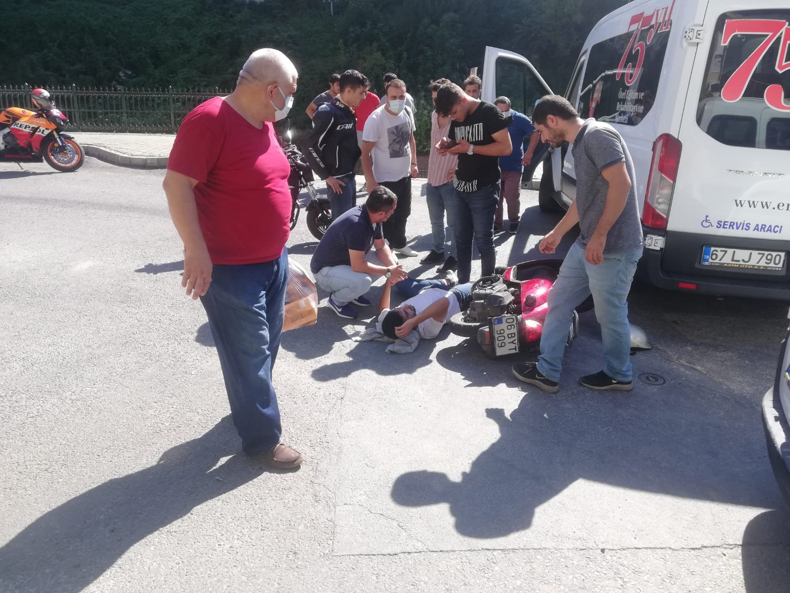 MOTOSİKLET MİNİBÜSE ÇARPTI 1 YARALI