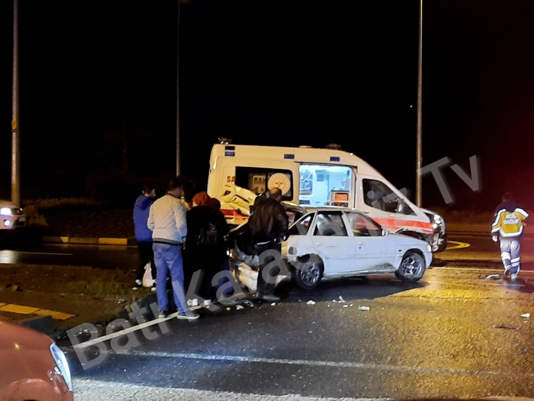 EREĞLİ’DE AMBULANS OTOMOBİLE ÇARPTI