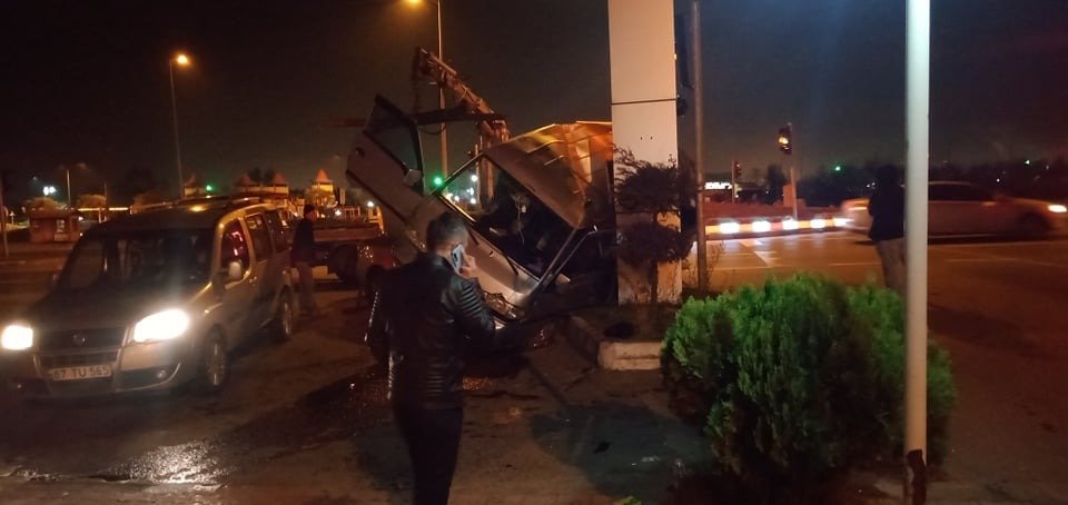 OTOMOBİL İLE MİNİBÜS ÇARPIŞTI: 4 YARALI