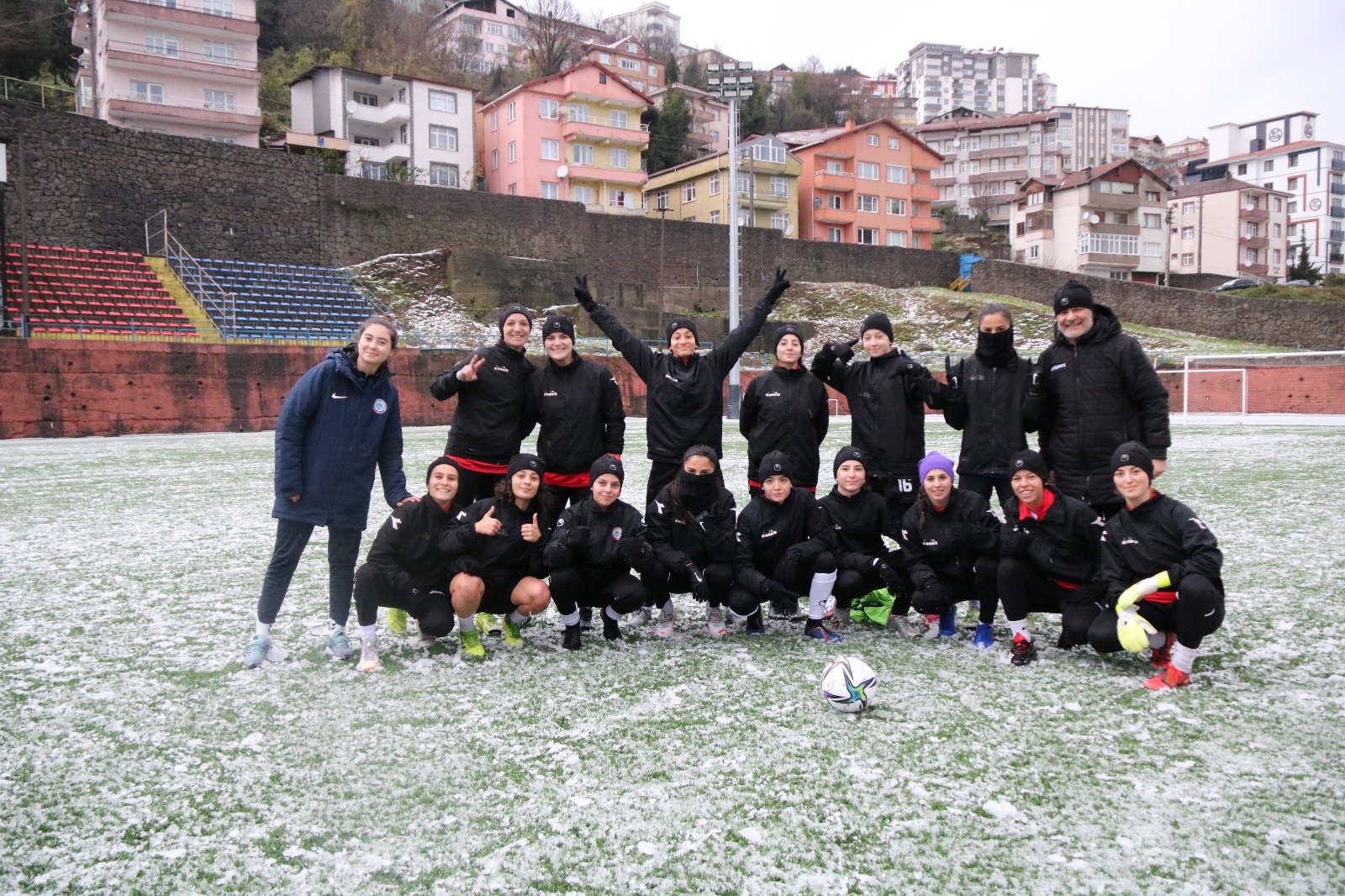 KADIN FUTBOLCULAR ABB FOMGETSPOR’A HAZIRLANIYOR