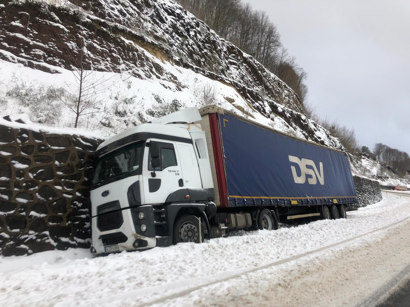 Kontrolden Çıkan Tır Su Kanalına Düştü