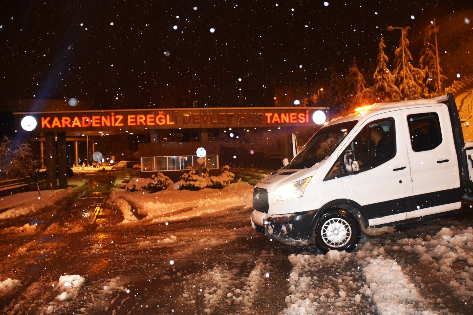 EREĞLİ’DE KAR KÜREME VE TUZLAMA ÇALIŞMALARI DEVAM EDİYOR