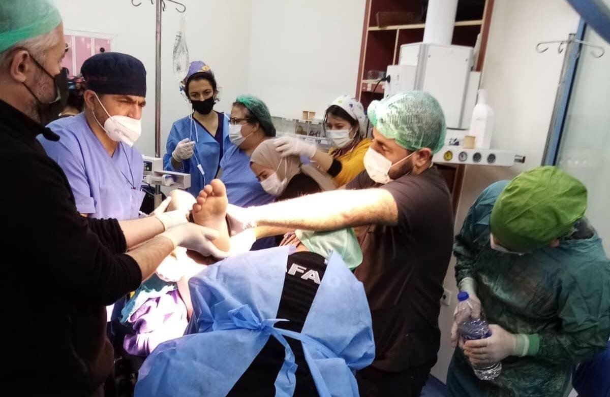 Bacağına demir çubuk saplandı…