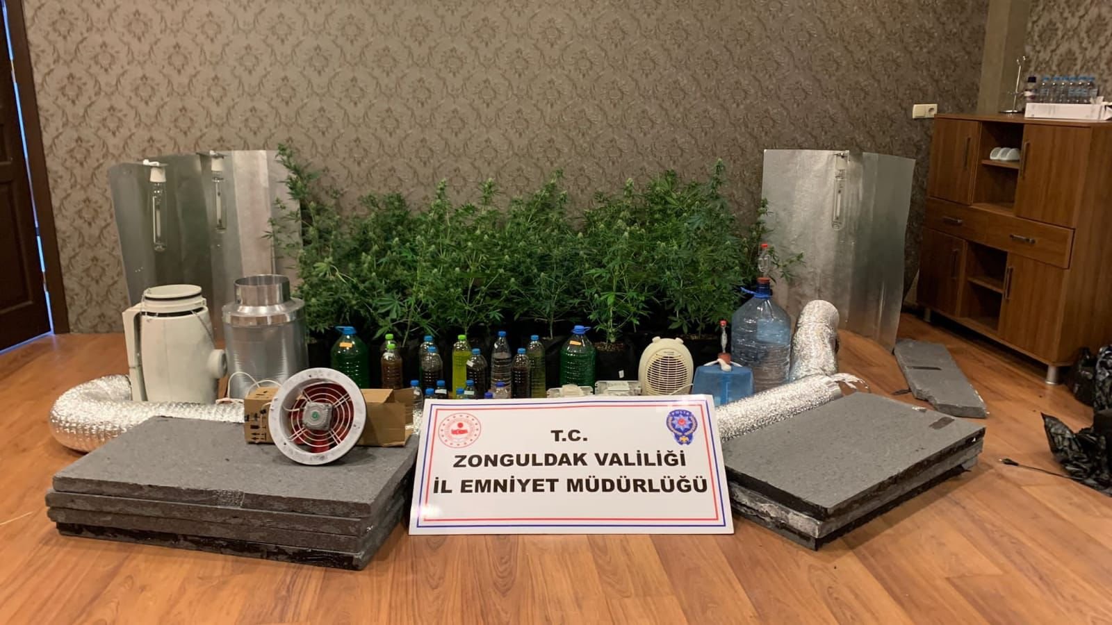 Polis Ekipleri Uyuşturucuya Geçit Vermiyor