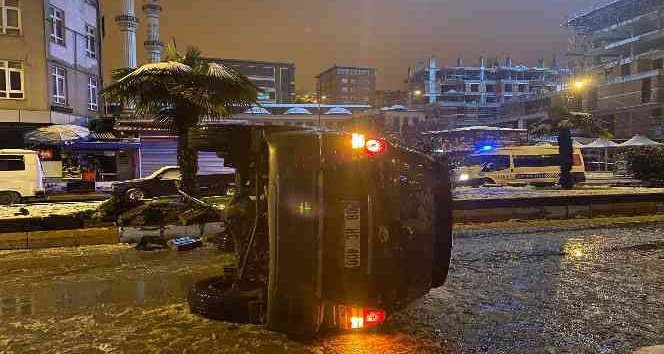 Kayganlaşan yolda direksiyon hâkimiyetini kaybederek takla attı