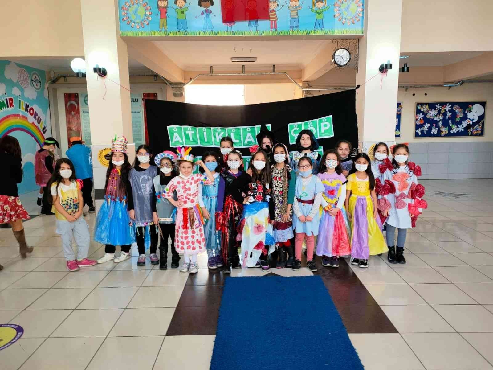 Atık malzemeleri sanat eserine dönüştürüyorlar