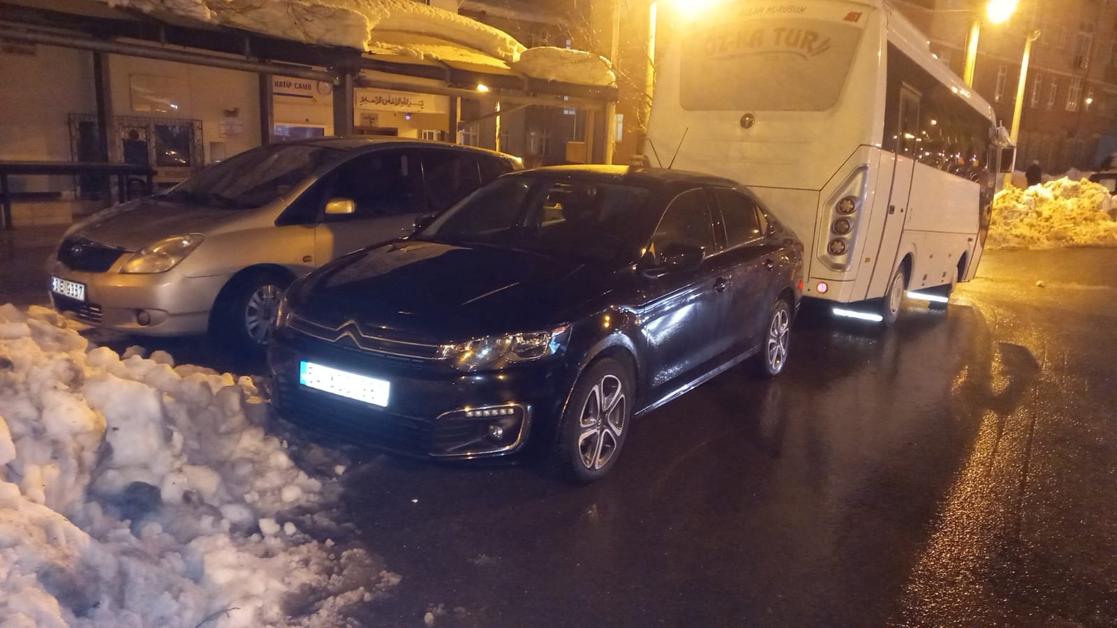 Camı açık unutulan otomobil otoparka çekildi