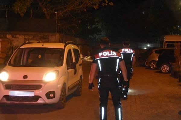 Polisi görüp uyuşturucuyu yere atan şüpheliler yakalanmaktan kurtulamadı