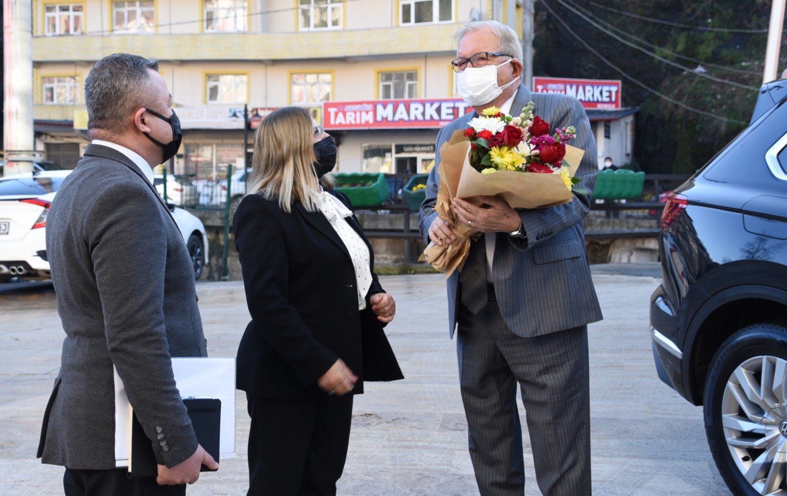 ÇİÇEKLERLE KARŞILANAN BAŞKAN POSBIYIK, GÖREVİNE BAŞLADI