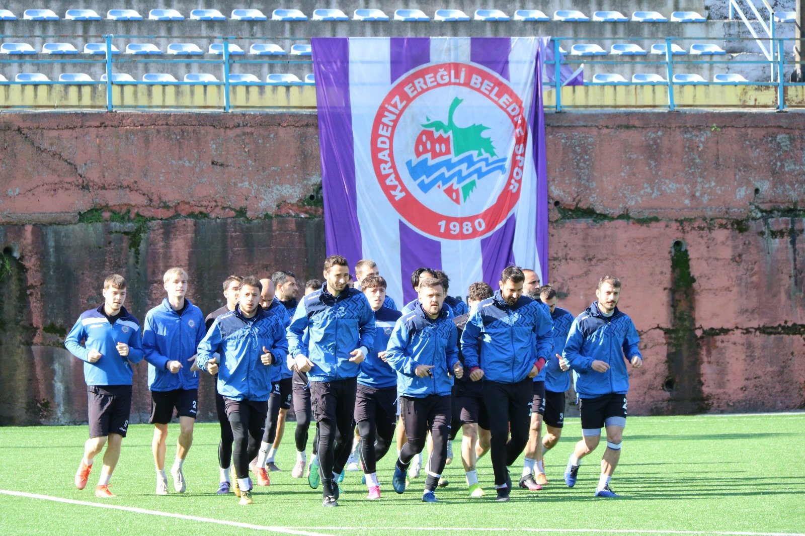 TELAT ÖZDEN, TAKIMLA ANTRENMANA ÇIKTI