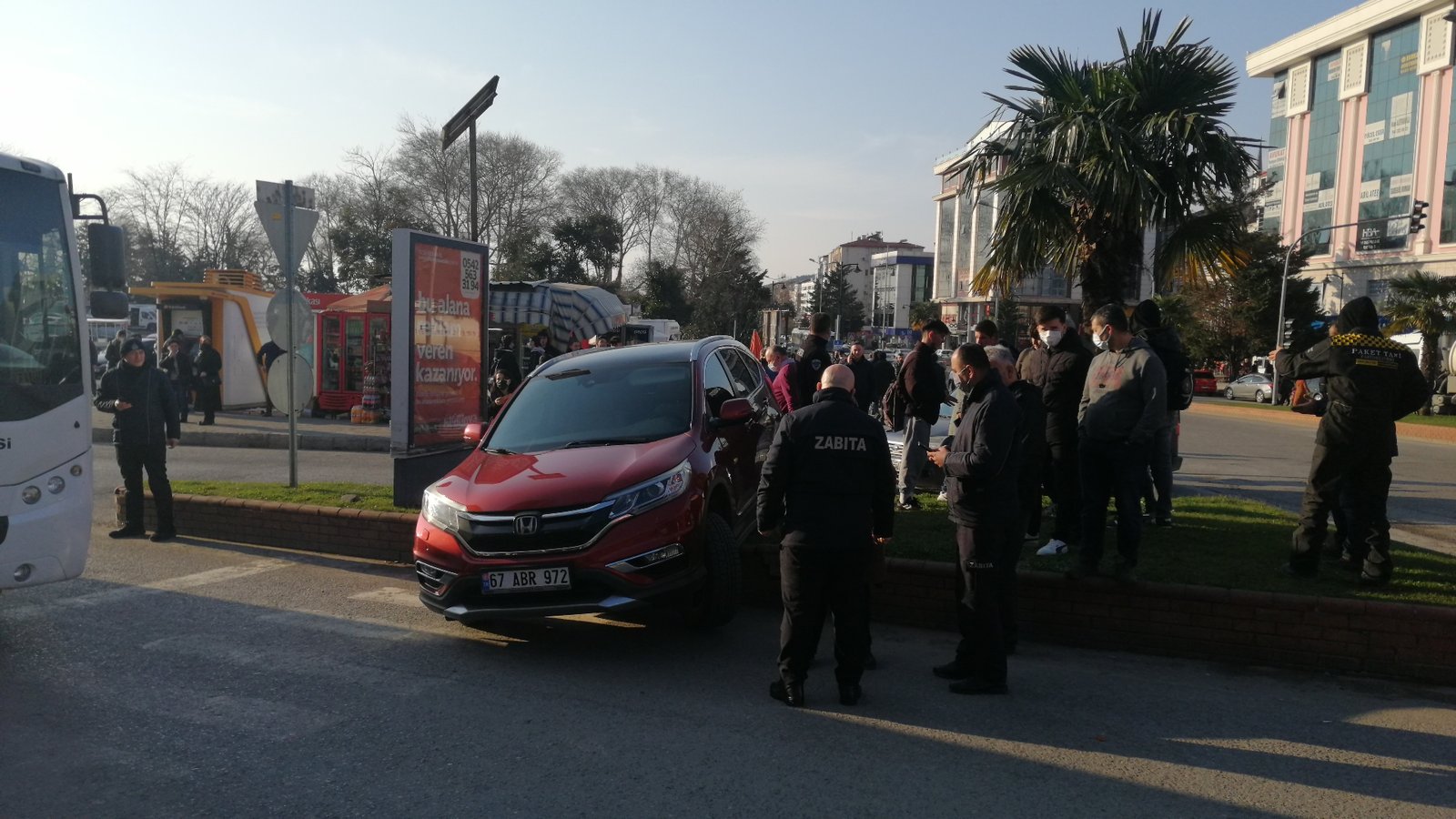 EREĞLİ’DE PARK HALİNDEKİ ARAÇ KAYARAK YAYA KALDIRIMINA ÇIKTI