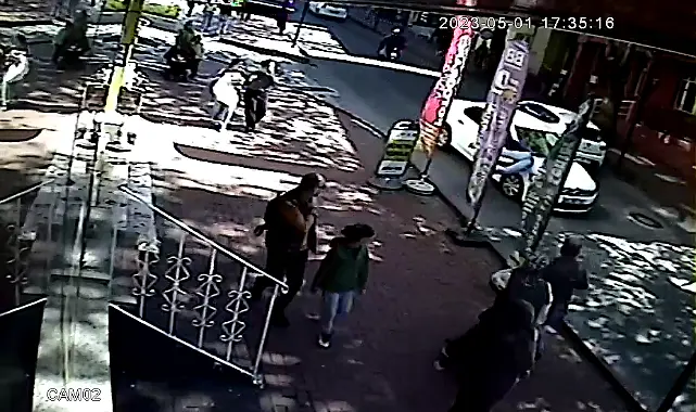 Karşıya geçen yayaya otomobil çarptı, kaza anı kamerada