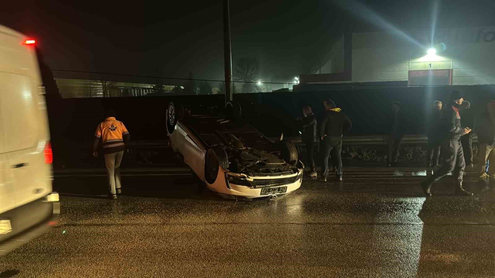 Kayganlaşan yolda otomobil karşı şeride geçip takla attı: 3 yaralı