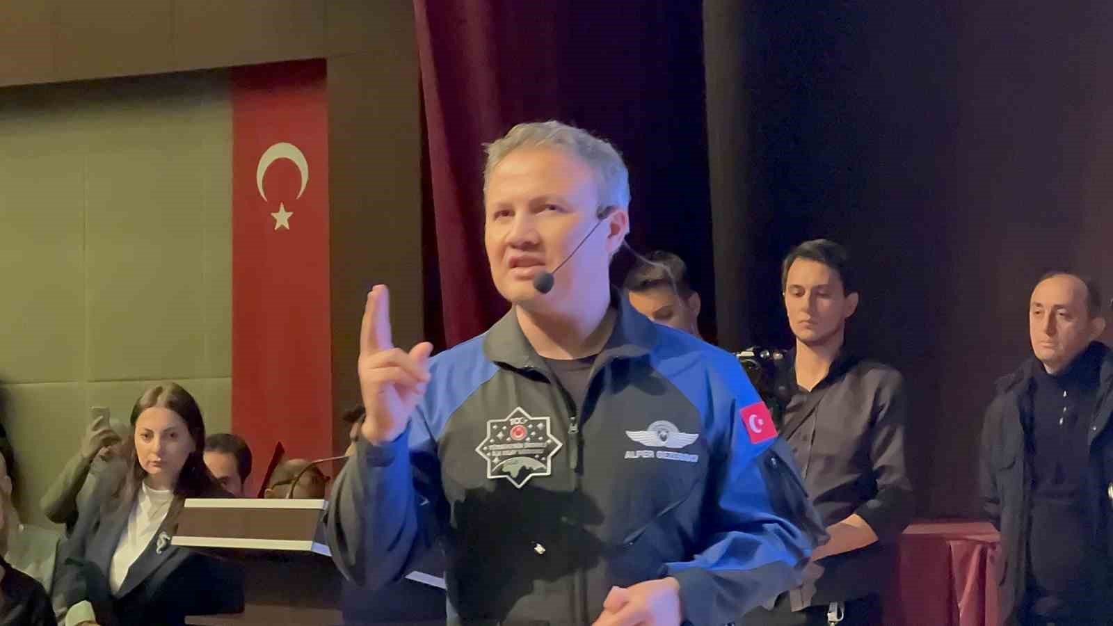 İlk Türk astronot Alper Gezeravcı Düzce’de gençlerle buluştu