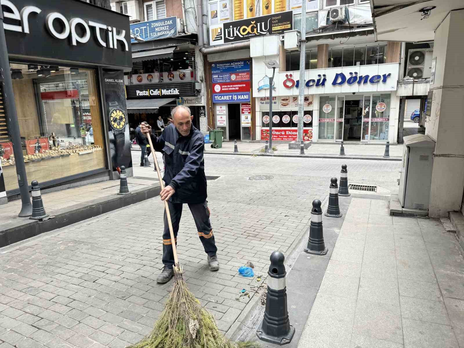 Belediyenin temizlik işçisi maaşıyla beş öğrenciye burs veriyor