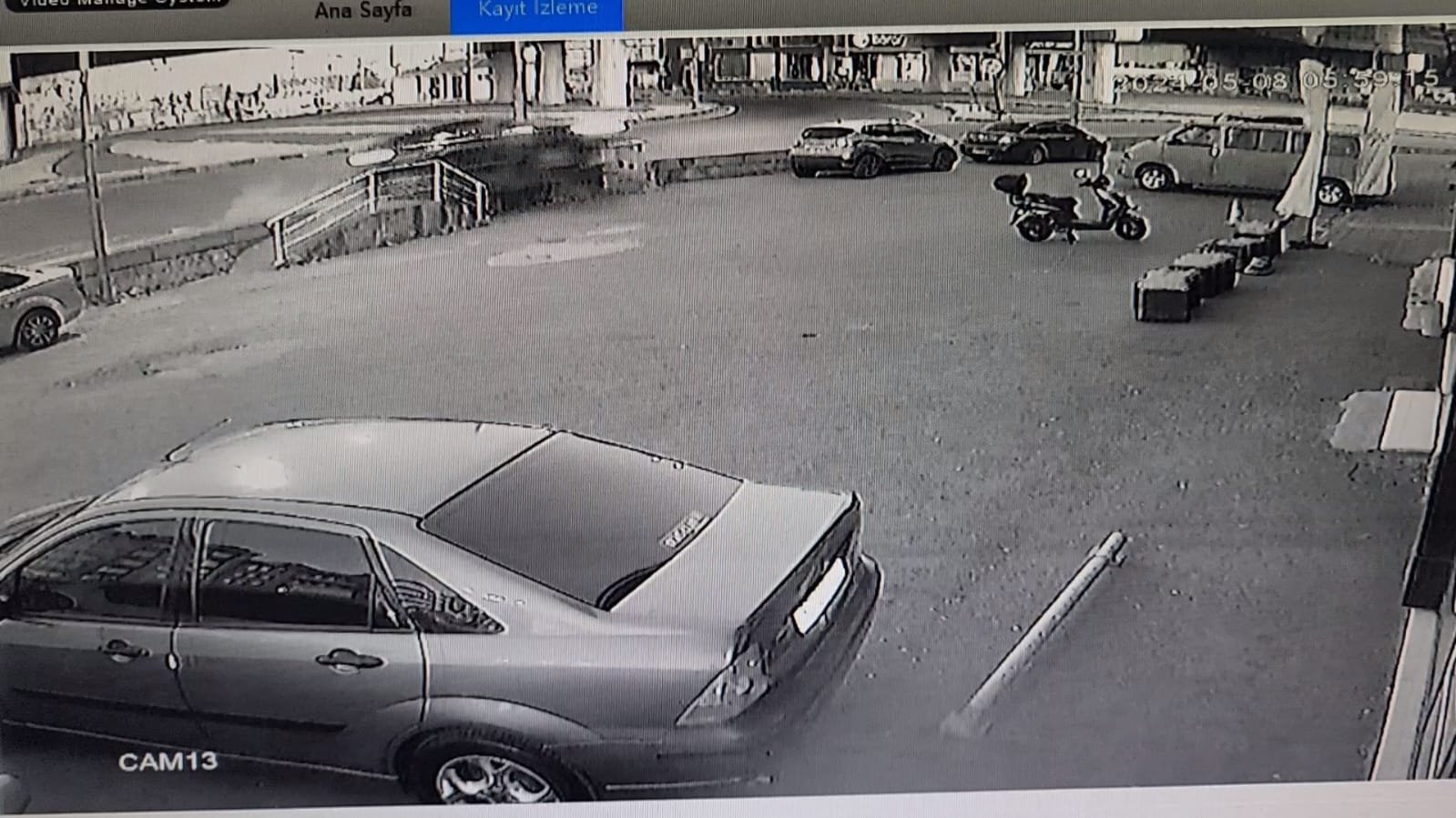 Direksiyon hâkimiyetini kaybeden otomobil mağazaya böyle girdi