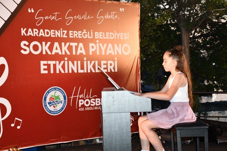 Kdz.Ereğli sahilinde piyano resitali