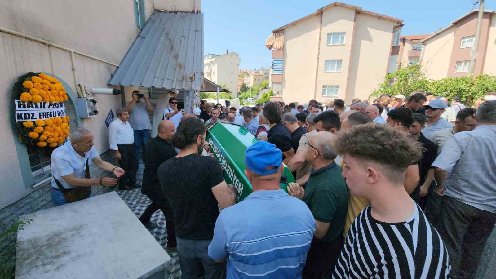 Şizofren gencin bıçakla yaralayarak ölümüne sebep olduğu ablası toprağa verildi