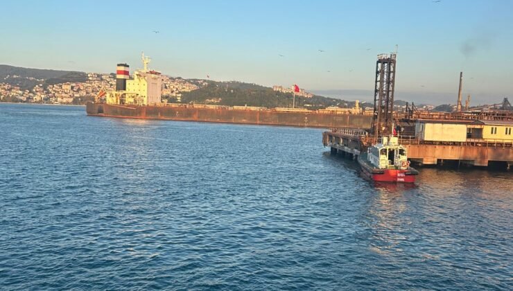 Karadeniz Ereğli’de karaya oturan gemi yüzdürüldü