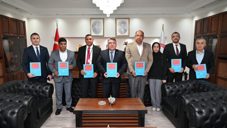 Rektör Özölçer, Zonguldaklı Roman Dernek Yöneticilerini Makamında Kabul Etti