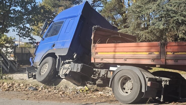 Zonguldak Ereğli’de Çelik Saç Yüklü Tır Yan Yattı