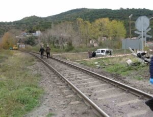 Kapalı bariyerden geçmek isteyen otomobile tren çarptı; 1’i ağır 2 yaralı