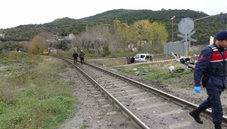 Kapalı bariyerden geçmek isteyen otomobile tren çarptı; 1’i ağır 2 yaralı