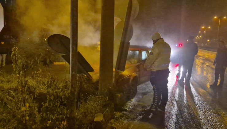 Gazetecilerin dikkati faciayı önledi: Kaza yapan araçtan çıkan dumanlar paniğe neden oldu