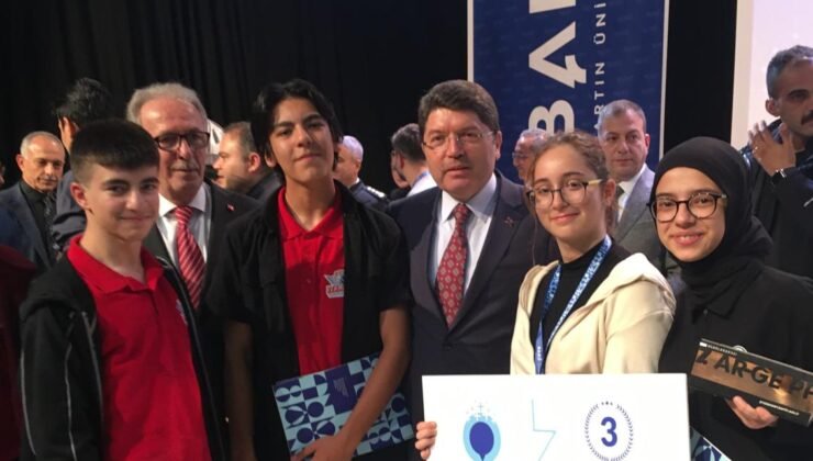 Öğrenciler Ödüllerini Adalet Bakanı Yılmaz Tunç’tan Aldılar