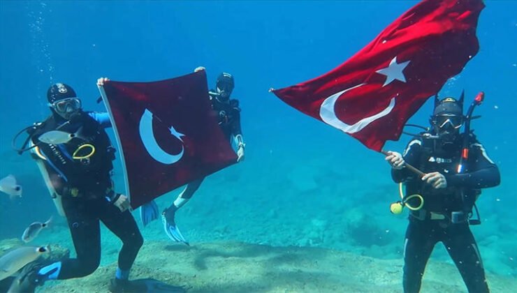 Atatürk Fethiye Dalyan Koyu’nda Dalgıçlar Tarafından Anıldı: Su Altında Poster Açtılar