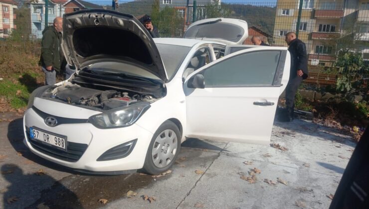 Pazar Yerinde Park Halindeki Ticari Araç Alev Aldı