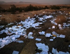 Esad rejimine ait binlerce sayfa askeri evrak yol kenarında bulundu