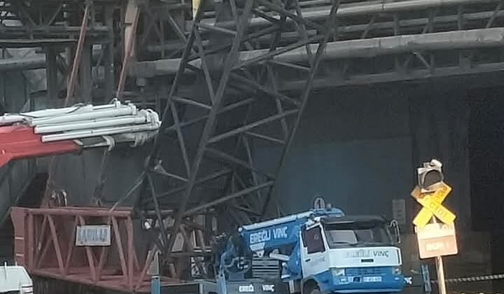 Son Dakika… Erdemir’de vinç devrildi! 2 işçiden 1’i öldü