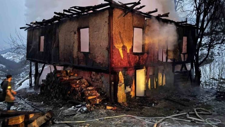 Alev topuna dönen 2 katlı yapı küle döndü