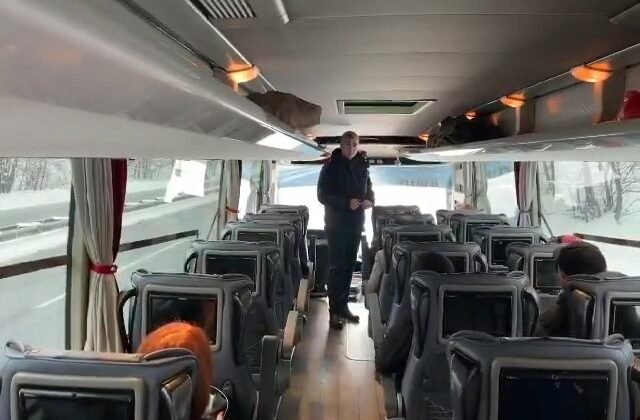 Yolcu gibi bindi, otobüsü denetledi