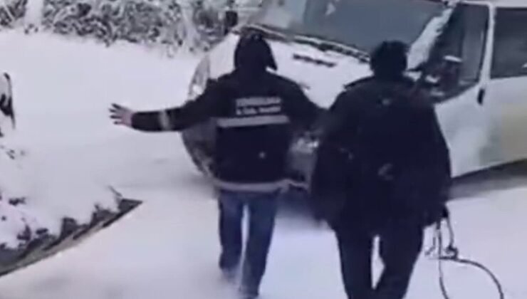 Zonguldak’ta iş makinesinin çarptığı öğrenci servisi metrelerce kayıp duvara çarptı