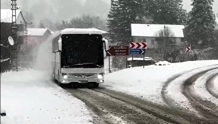 Kar ve tipi nedeniyle yolda mahsur kalan 45 kişinin yardımına karla mücadele ekipleri yetişti