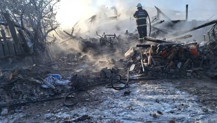 10 kişinin yaşadığı 2 katlı ev küle döndü: 1 ölü, 1 ağır yaralı