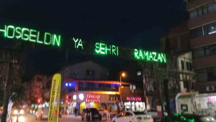 Devrek’te Ramazan ayının süslemelerinden olan mahyalar yandı