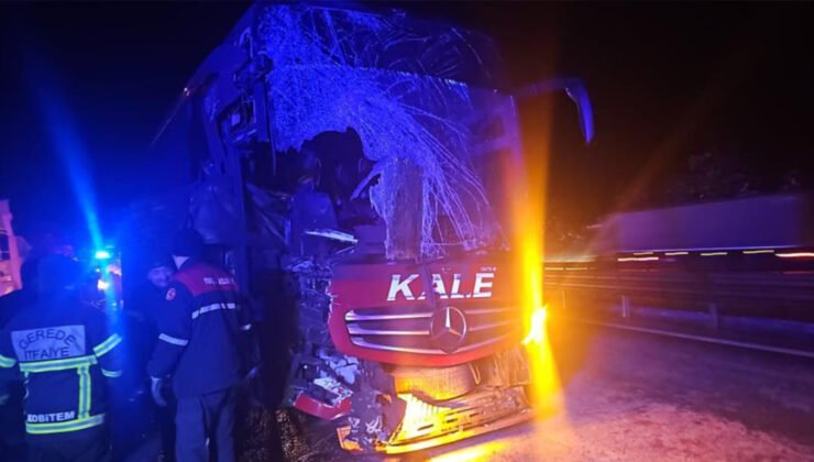 Otoyolda yolcu otobüsü tıra çarptı: 6 yaralı