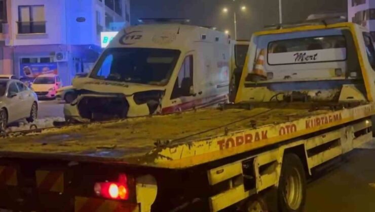 Hasta taşıyan ambulans ile otomobil çarpıştı: 8 yaralı