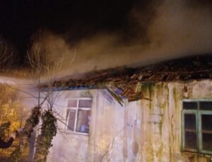 Çatı yangını korkuya neden oldu