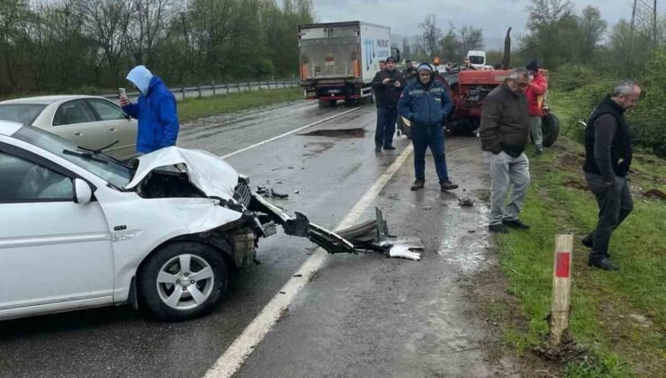 Seyir halinde giden otomobil, traktöre çarptı: 2 yaralı