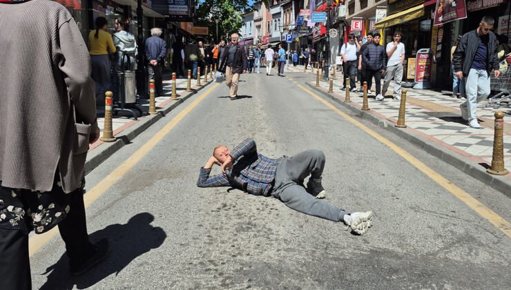 Araç trafiğine kapanan caddede ilginç görüntüler