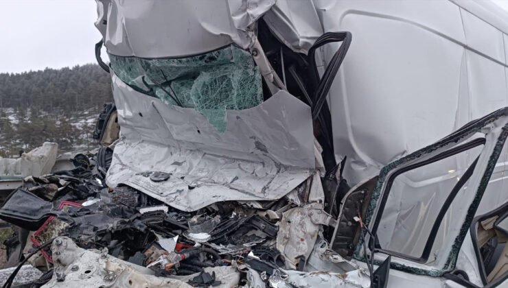 Park halindeki tıra çarpan minibüs kağıt gibi ezildi: 1 ölü