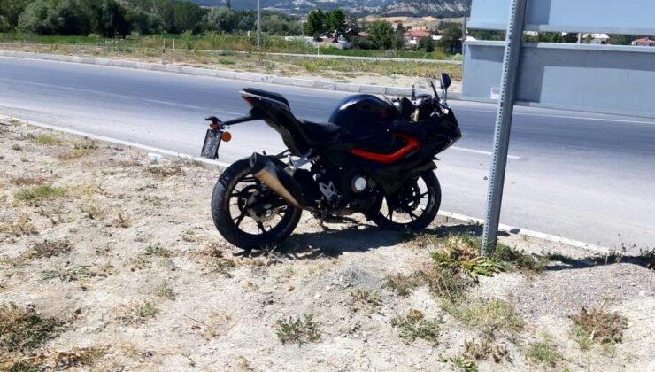 İlçe girişindeki kavşakta motosikletle otomobil çarpıştı: 2 yaralı
