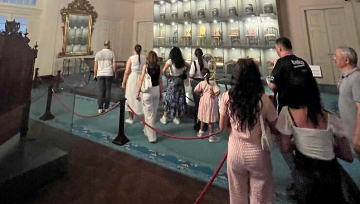 15 Temmuz Gazisi ve çocuklar Dolmabahçe Sarayı’nı gezdi