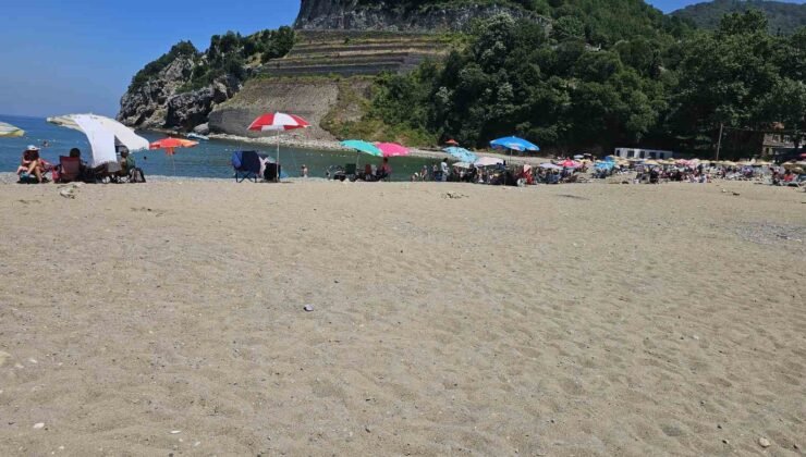 Vatandaşlar sıcak havada deniz keyfi yaşadı