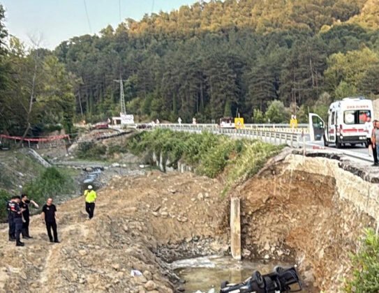 Otomobil dereye devrildi: Baba ve oğlu hayatını kaybetti
