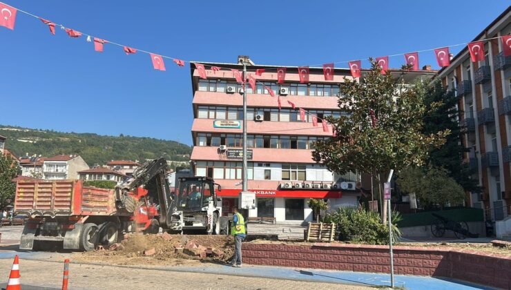 Cumhuriyet Meydanı’nda yenileme çalışmaları devam ediyor